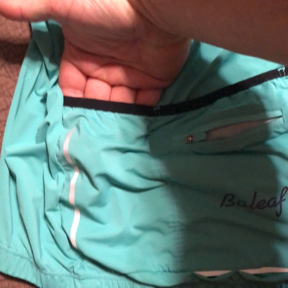 Baleaf running shirt large with pockets and reflective places - Picture 9 of 11
